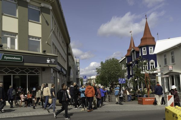 Akureyri Zentrum, Island. Das Cafe im blauen Türmchenhaus ist besuchenswert