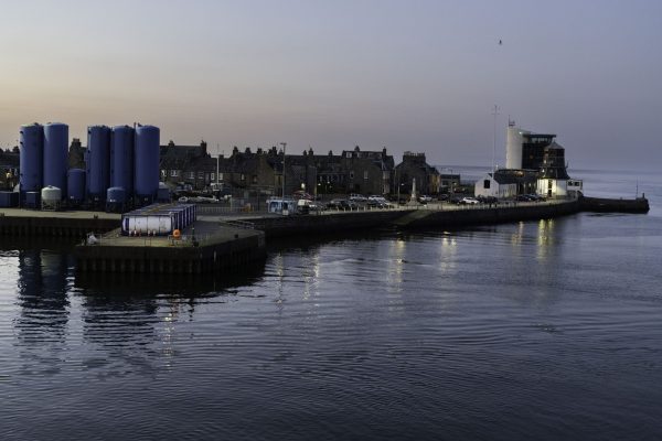 Aberdeen, Hafenausfahrt mit historischem Footdee im Hintergrund