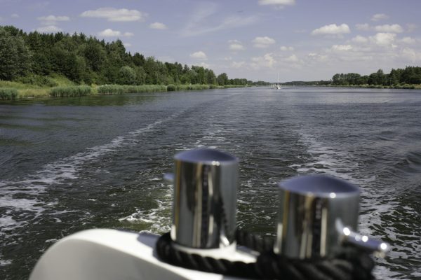Im Nord-Ostsee-Kanal, schön, aber knapp 100 km können recht lang sein