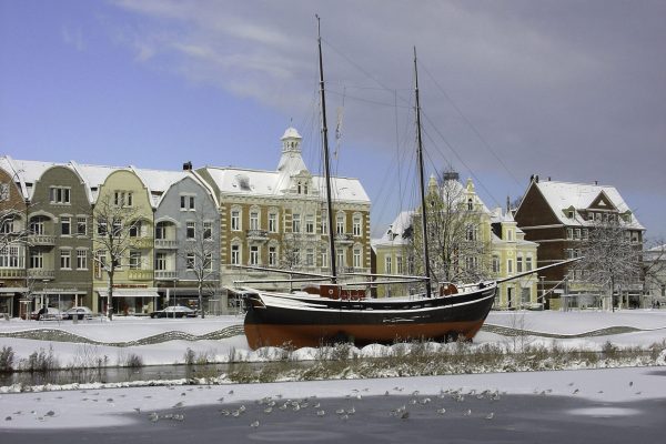 historisches Schiff Hermine bei Bilderbuchwetter im Zentrum von Cuxhaven