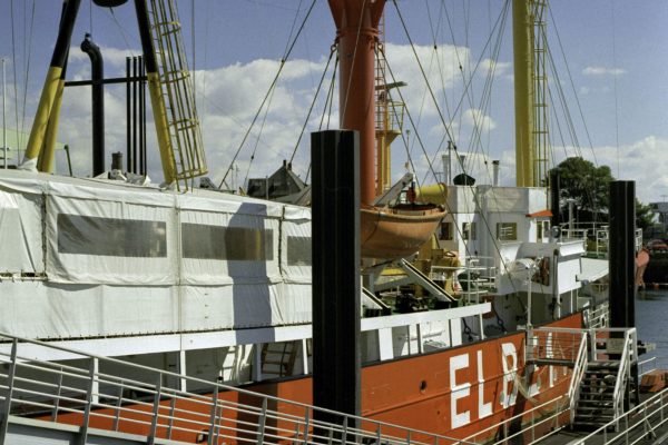 Feuerschiff Elbe 1, als es noch in der City Marina lag, für Bewohner der Häuser unmittelbar daneben aber zu "rot".