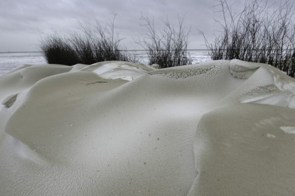 Schnee auf Dünen vor Kugelbake, Cuxhaven